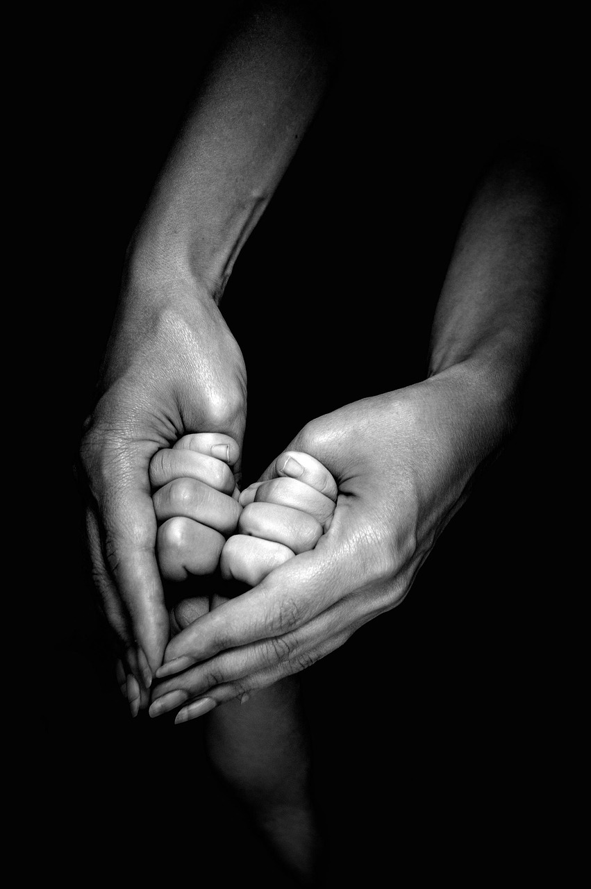 ACCOMPAGNARE E SOSTENERE I GENITORI hands, family, love, black and white, hold, touch, heart, child, kid, baby, parent, mom, mother, motherhood, care, support, close-up, family, love, touch, baby, mom, mom, mother, mother, mother, mother, mother, motherhood, motherhood, motherhood, care, support, support, support